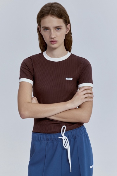 Футболка из хлопковой рибаны с контрастной отделкой, шоколад