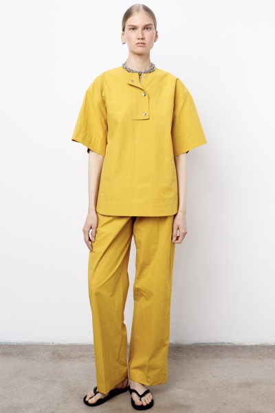 Топ из итальянского вареного хлопка на кнопках, горчичный