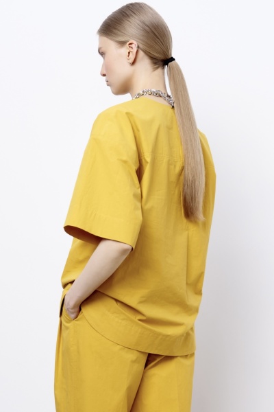 Топ из итальянского вареного хлопка на кнопках, горчичный