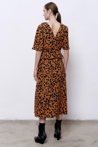Платье с баской и V-образным вырезом на спине, леопард