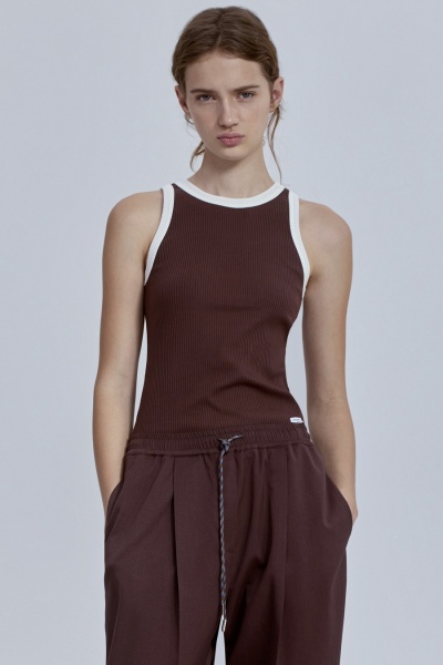 Топ из хлопковой рибаны с контрастной отделкой, шоколад