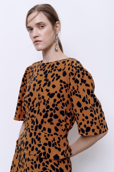 Платье с баской и V-образным вырезом на спине, леопард