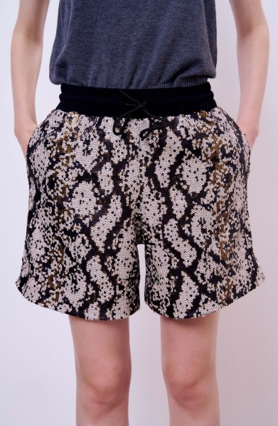 Шорты с пайетками и змеиным принтом, бежевый-черный