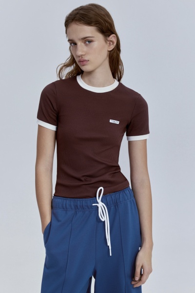 Футболка из хлопковой рибаны с контрастной отделкой, шоколад