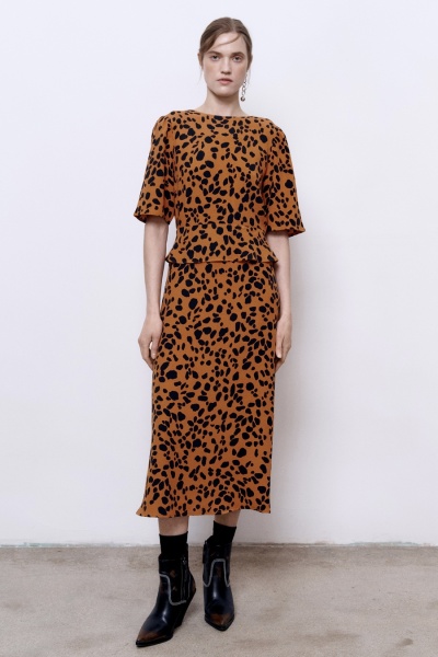 Платье с баской и V-образным вырезом на спине, леопард