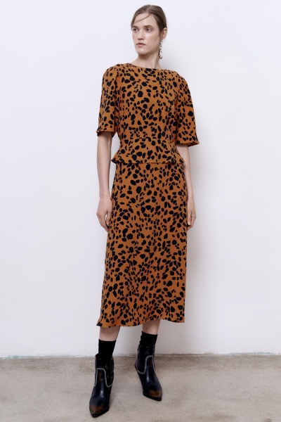 Платье с баской и V-образным вырезом на спине, леопард