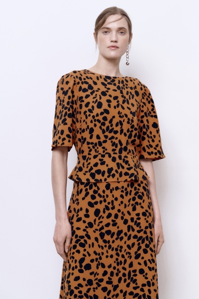 Платье с баской и V-образным вырезом на спине, леопард