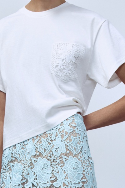 Футболка-кроп с ажурным карманом, белый