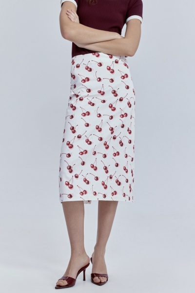 Юбка прямая из лёгкого денима с принтом «вишни», молочный