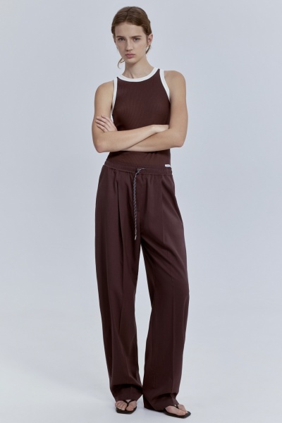 Топ из хлопковой рибаны с контрастной отделкой, шоколад