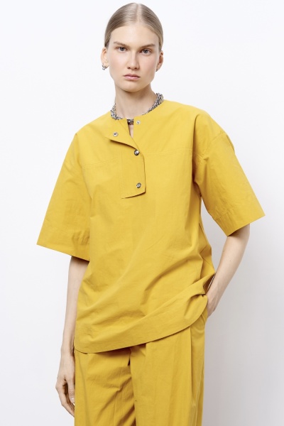 Топ из итальянского вареного хлопка на кнопках, горчичный