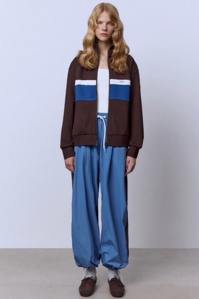 Толстовка на молнии с контрастными вставками, шоколад