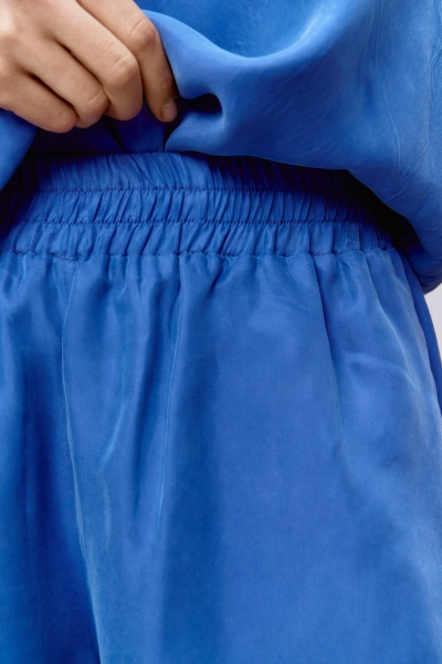 Шорты пижамного кроя из мокрого шелка, васильковый