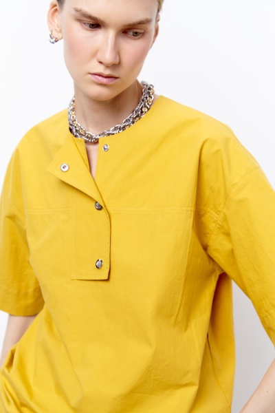 Топ из итальянского вареного хлопка на кнопках, горчичный