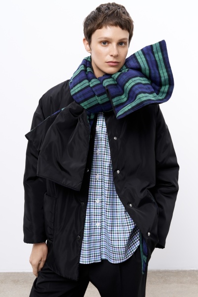 Утепленная куртка из нейлона на контрастной подкладке в клетку + шарф, чёрный