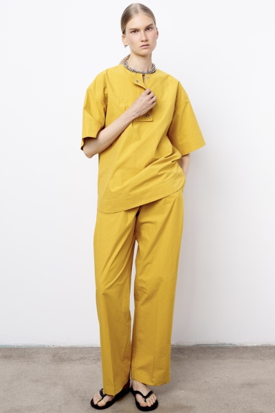 Топ из итальянского вареного хлопка на кнопках, горчичный