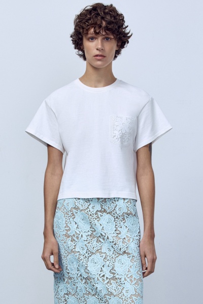 Футболка-кроп с ажурным карманом, белый