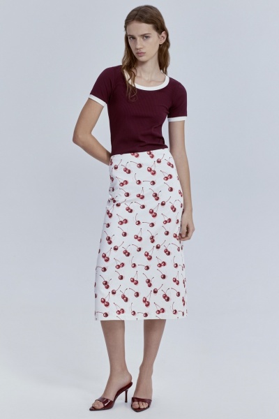 Юбка прямая из лёгкого денима с принтом «вишни», молочный